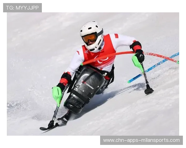 高山滑雪选手撞雪网却奇迹无伤，网友称其“雪地金刚”